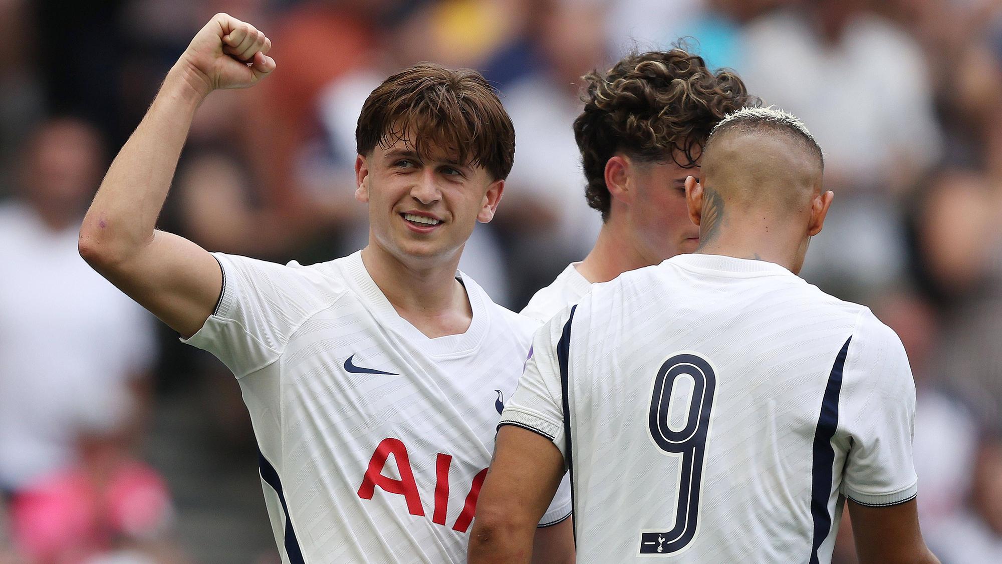 Beim Testspiel der Tottenham Hotspur jubelt Mikey Moore.