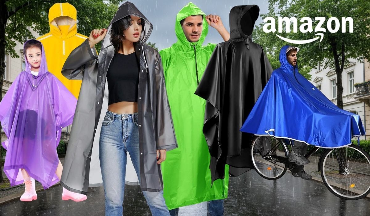 Regencapes und Regenponchos in verschiedenen Farben. Im Hintergrund eine Innenstadt mit verregnetem, grauem Himmel und nasser Fahrbahn