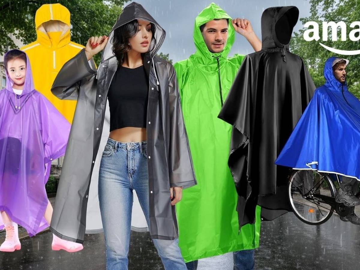 Regencapes und Regenponchos in verschiedenen Farben. Im Hintergrund eine Innenstadt mit verregnetem, grauem Himmel und nasser Fahrbahn