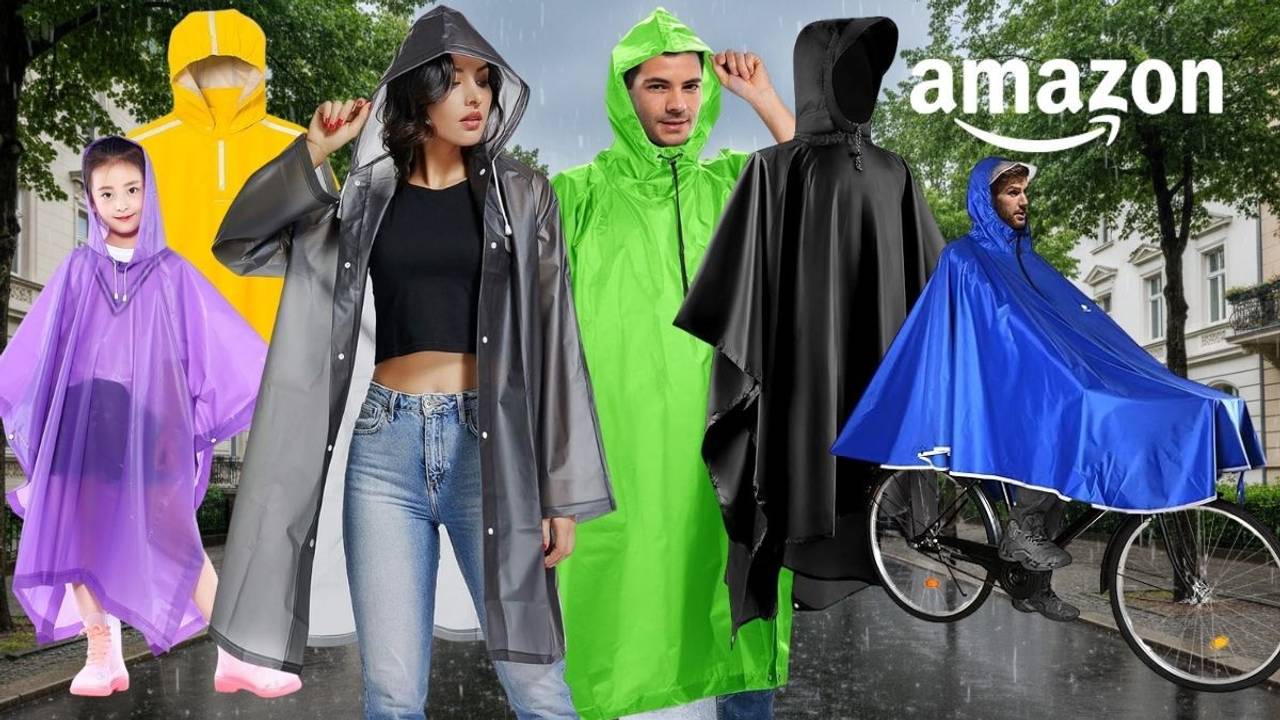 Regencapes und Regenponchos in verschiedenen Farben. Im Hintergrund eine Innenstadt mit verregnetem, grauem Himmel und nasser Fahrbahn