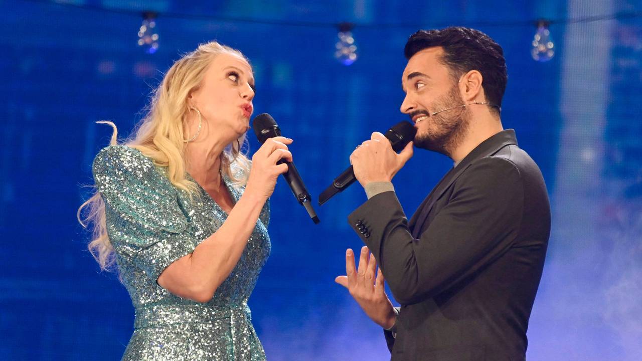 Barbara Schöneberger und Giovanni Zarrella auf der Bühne.