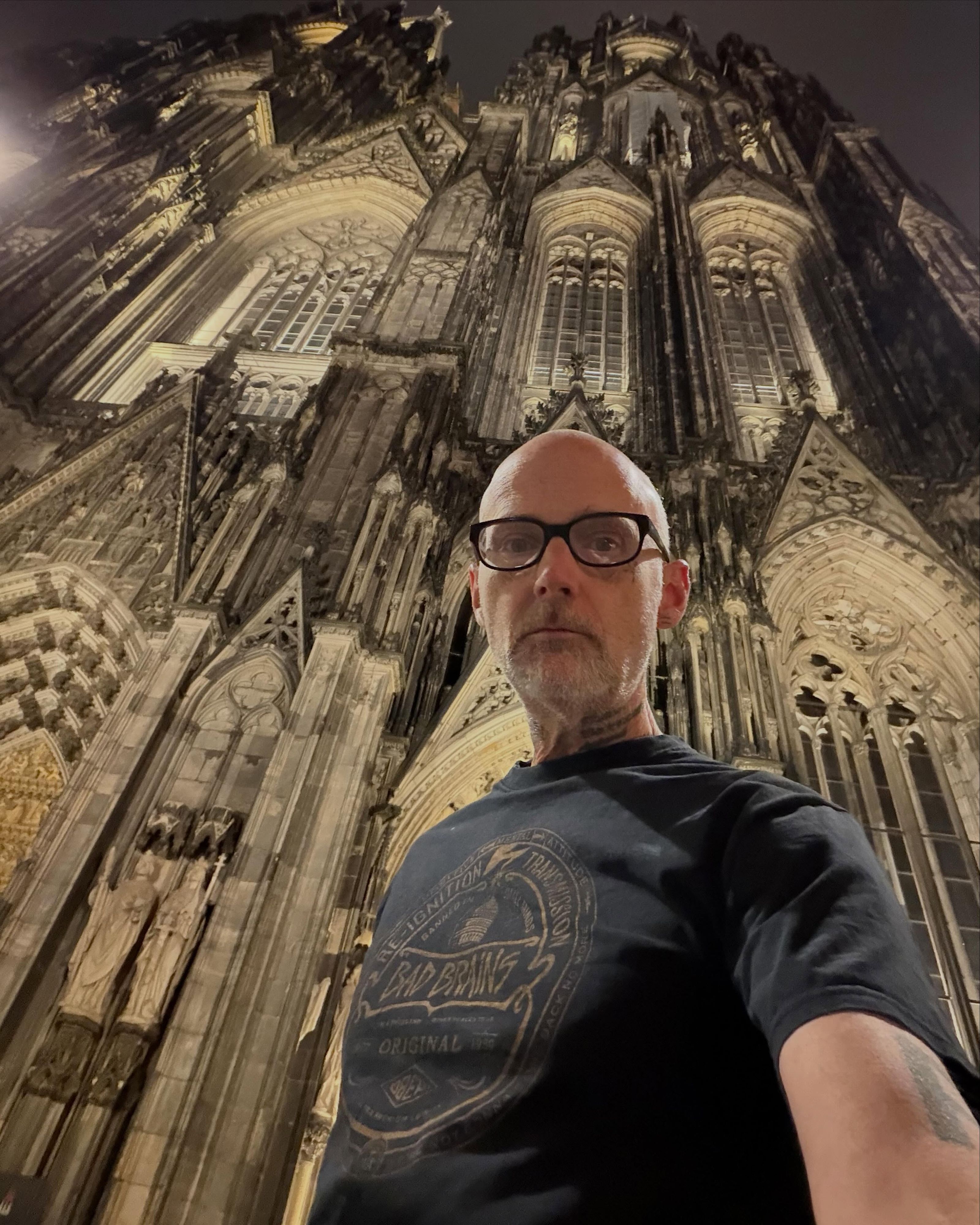 Der US-Musiker Moby vor dem Kölner Dom.