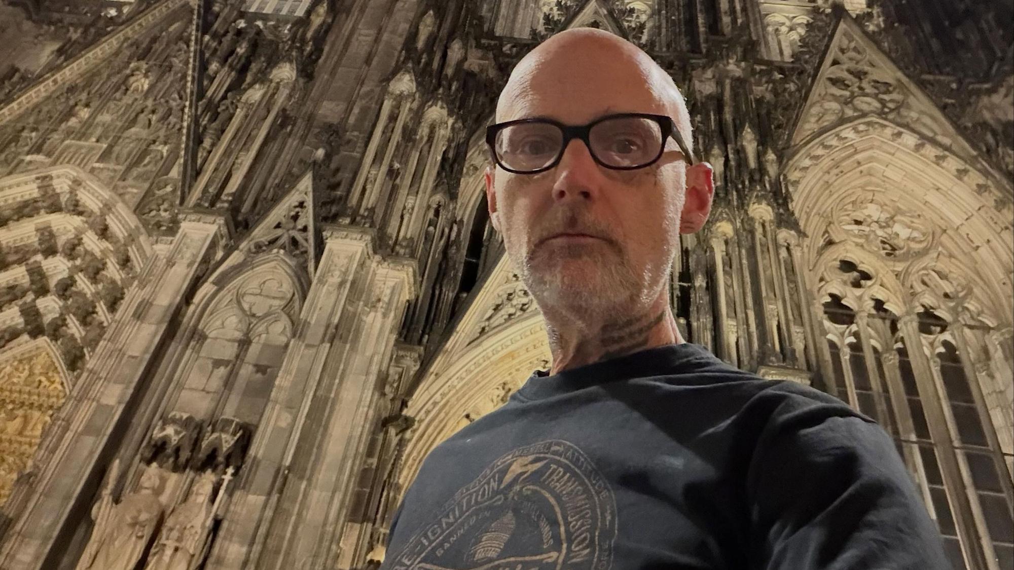 Der US-Musiker Moby vor dem Kölner Dom.