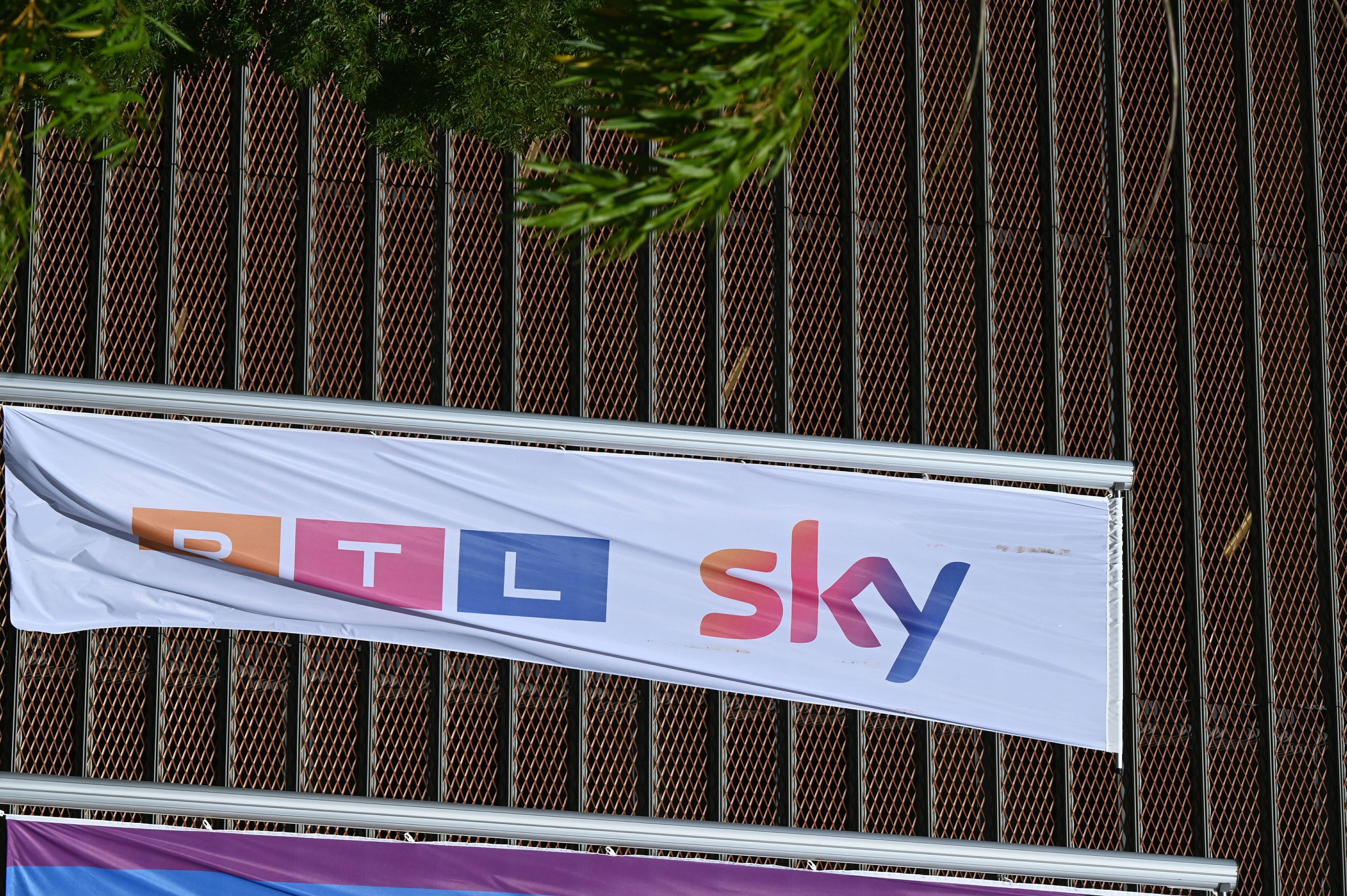 Fahne mit den Logos von RTL und Sky.