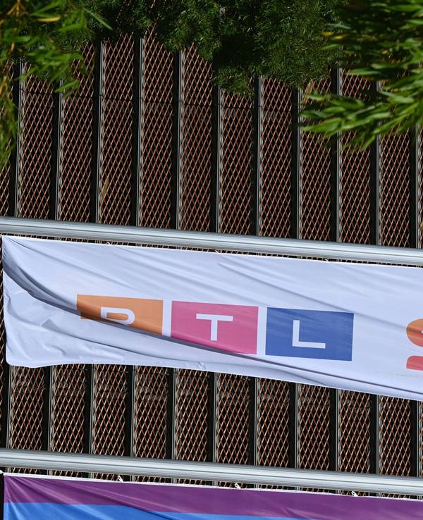 Fahne mit den Logos von RTL und Sky.