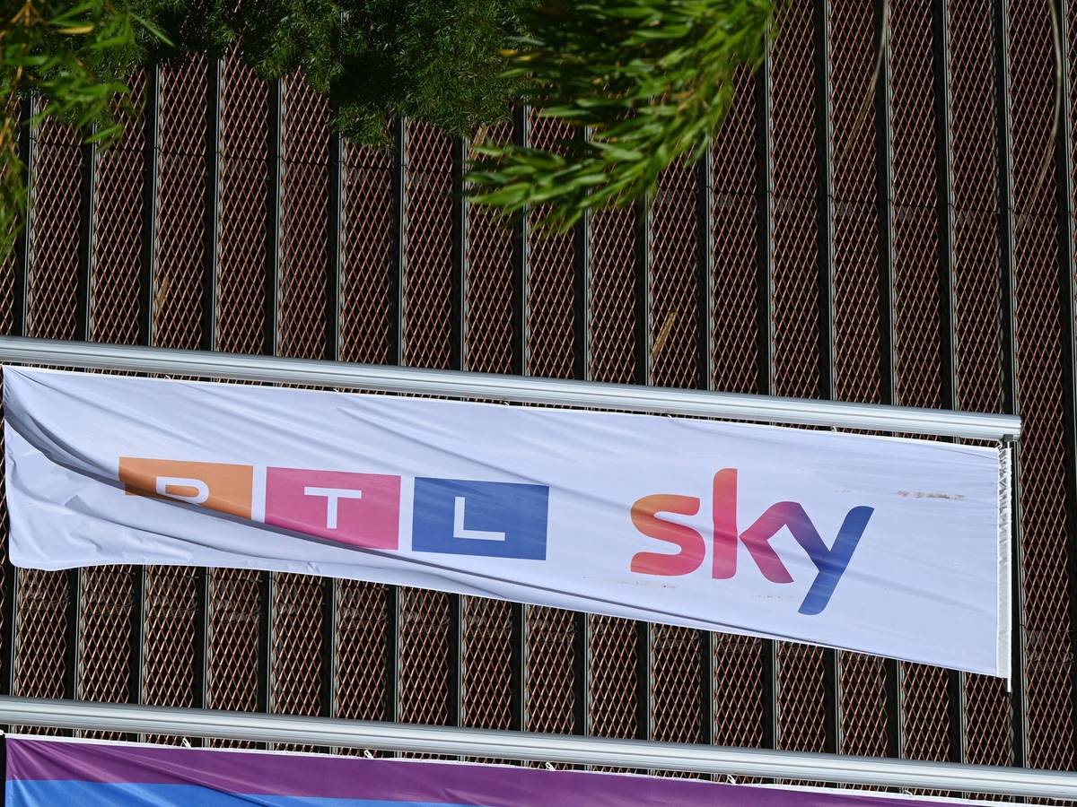 Fahne mit den Logos von RTL und Sky.