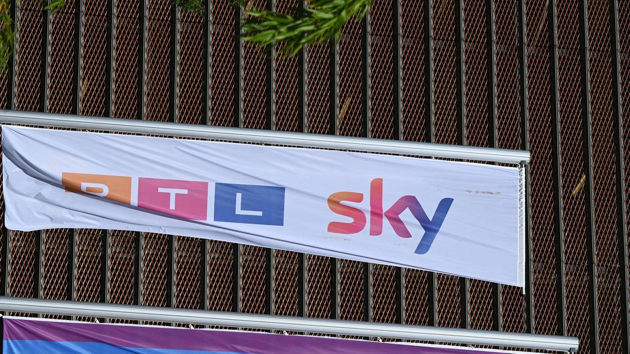 Fahne mit den Logos von RTL und Sky.