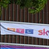 Fahne mit den Logos von RTL und Sky.