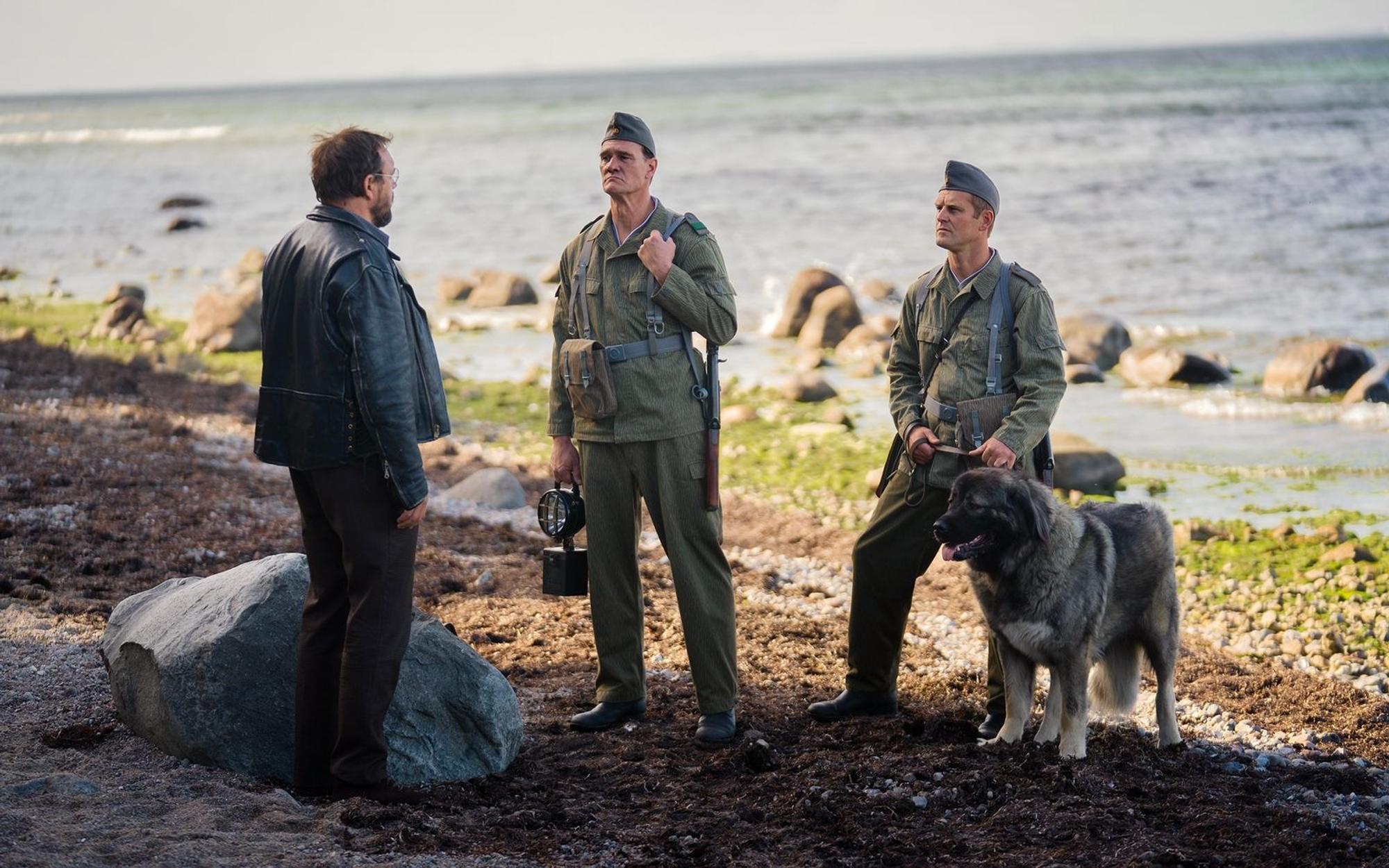 Paul Gompitz (Charly Hübner, links) träumt von einem Spaziergang nach Syrakus, aber in der DDR der 80er-Jahre haben solche Träume klare Grenzen. (Bild: Sammy Hart/Pandora Film)