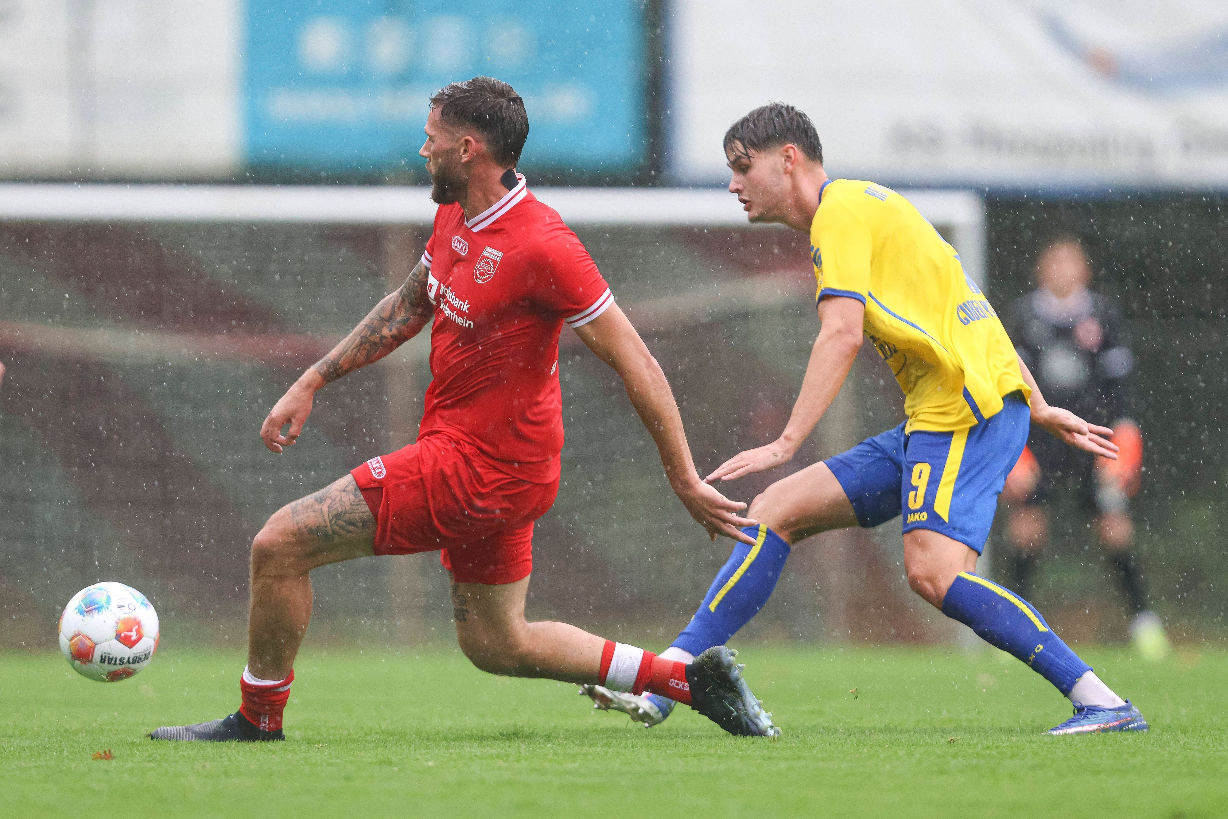 Duell um den Ball im Pokalspiel zwischen dem SV Sonsbeck und Rot-Weiss Essen.