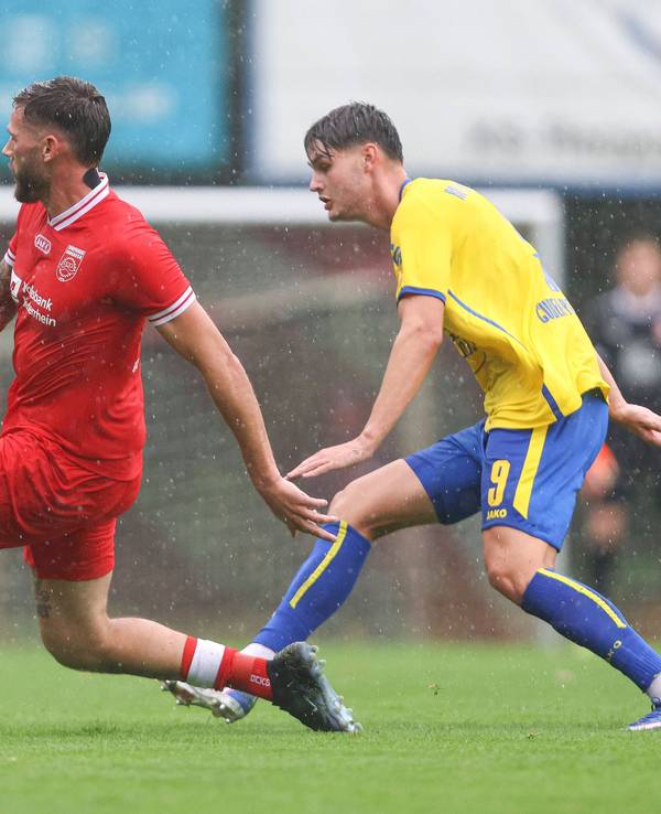 Duell um den Ball im Pokalspiel zwischen dem SV Sonsbeck und Rot-Weiss Essen.