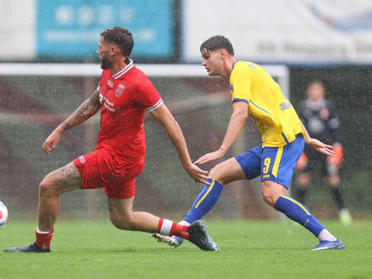 Duell um den Ball im Pokalspiel zwischen dem SV Sonsbeck und Rot-Weiss Essen.