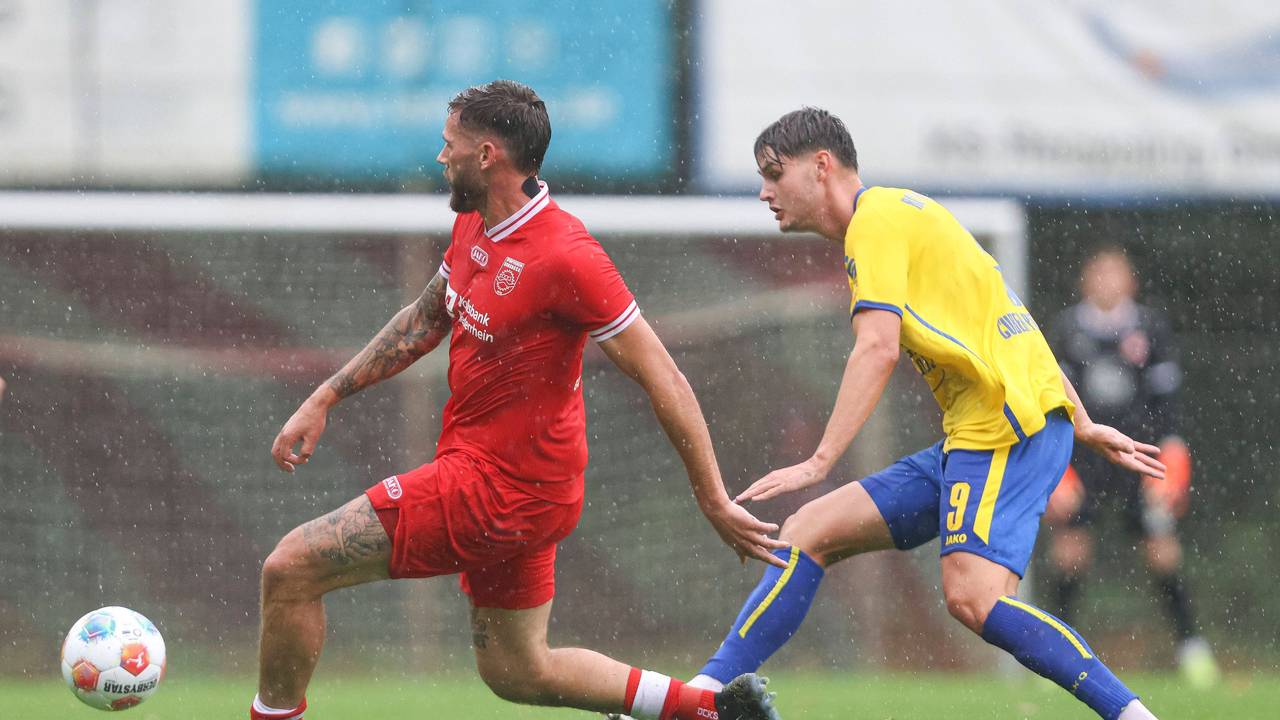 Duell um den Ball im Pokalspiel zwischen dem SV Sonsbeck und Rot-Weiss Essen.