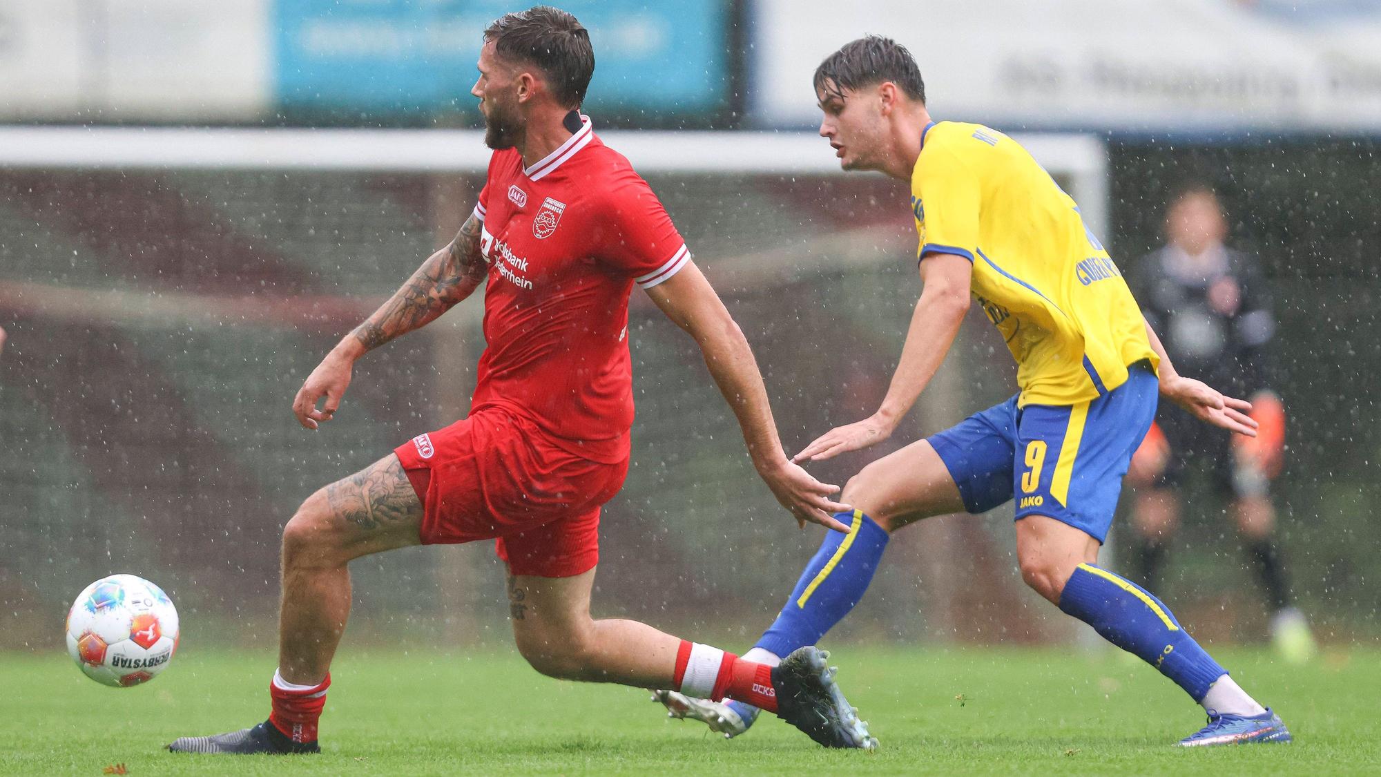 Duell um den Ball im Pokalspiel zwischen dem SV Sonsbeck und Rot-Weiss Essen.