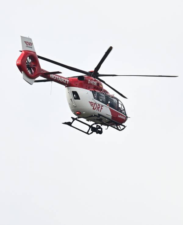 Ein Hubschrauber der Deutschen Luftrettung fliegt bei einem Rettungseinsatz. (Symbolfoto)