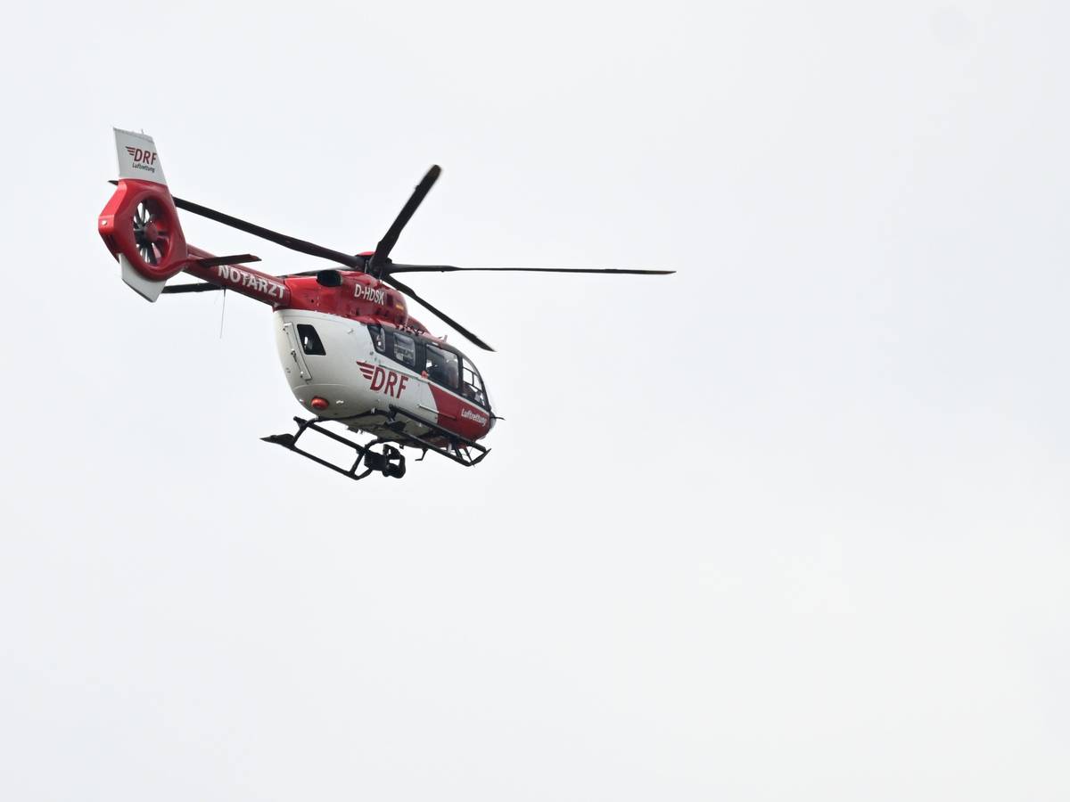 Ein Hubschrauber der Deutschen Luftrettung fliegt bei einem Rettungseinsatz. (Symbolfoto)