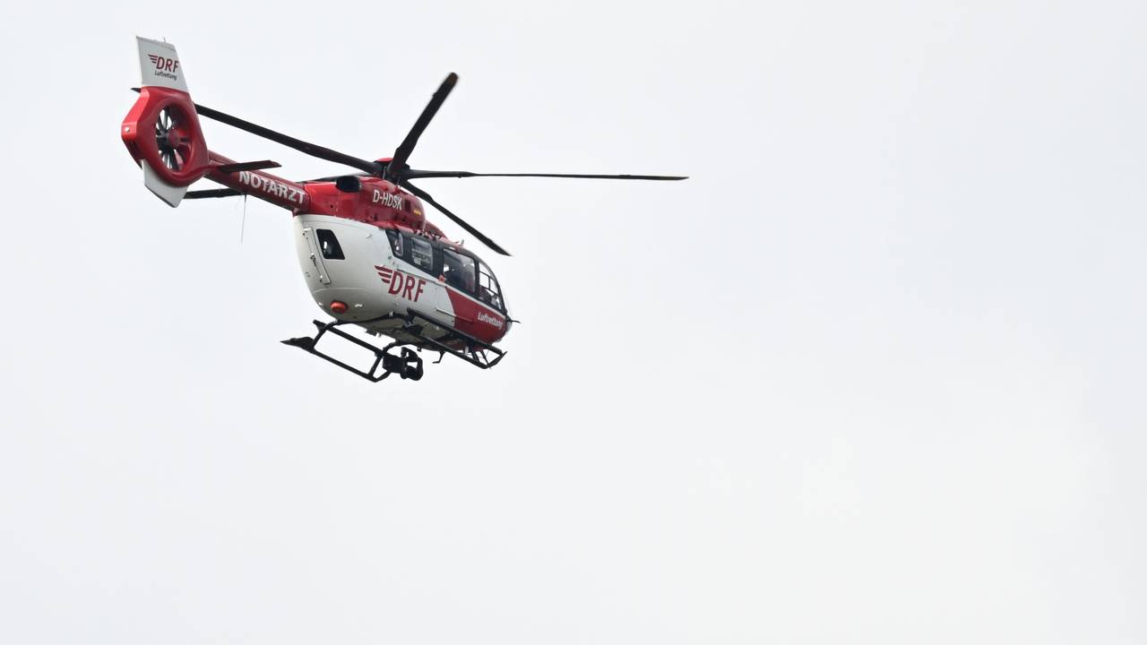 Ein Hubschrauber der Deutschen Luftrettung fliegt bei einem Rettungseinsatz. (Symbolfoto)
