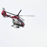 Ein Hubschrauber der Deutschen Luftrettung fliegt bei einem Rettungseinsatz. (Symbolfoto)