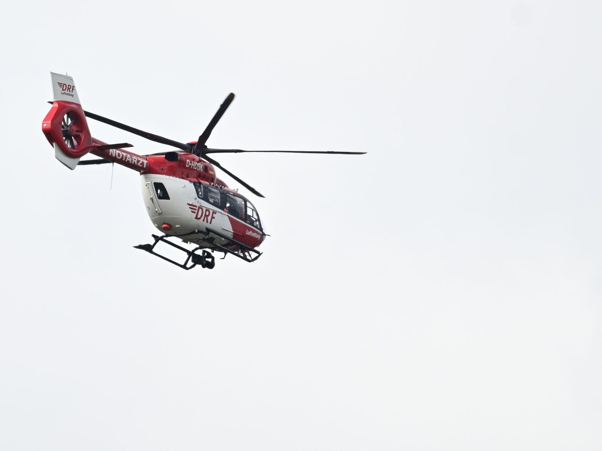 Ein Hubschrauber der Deutschen Luftrettung fliegt bei einem Rettungseinsatz. (Symbolfoto)