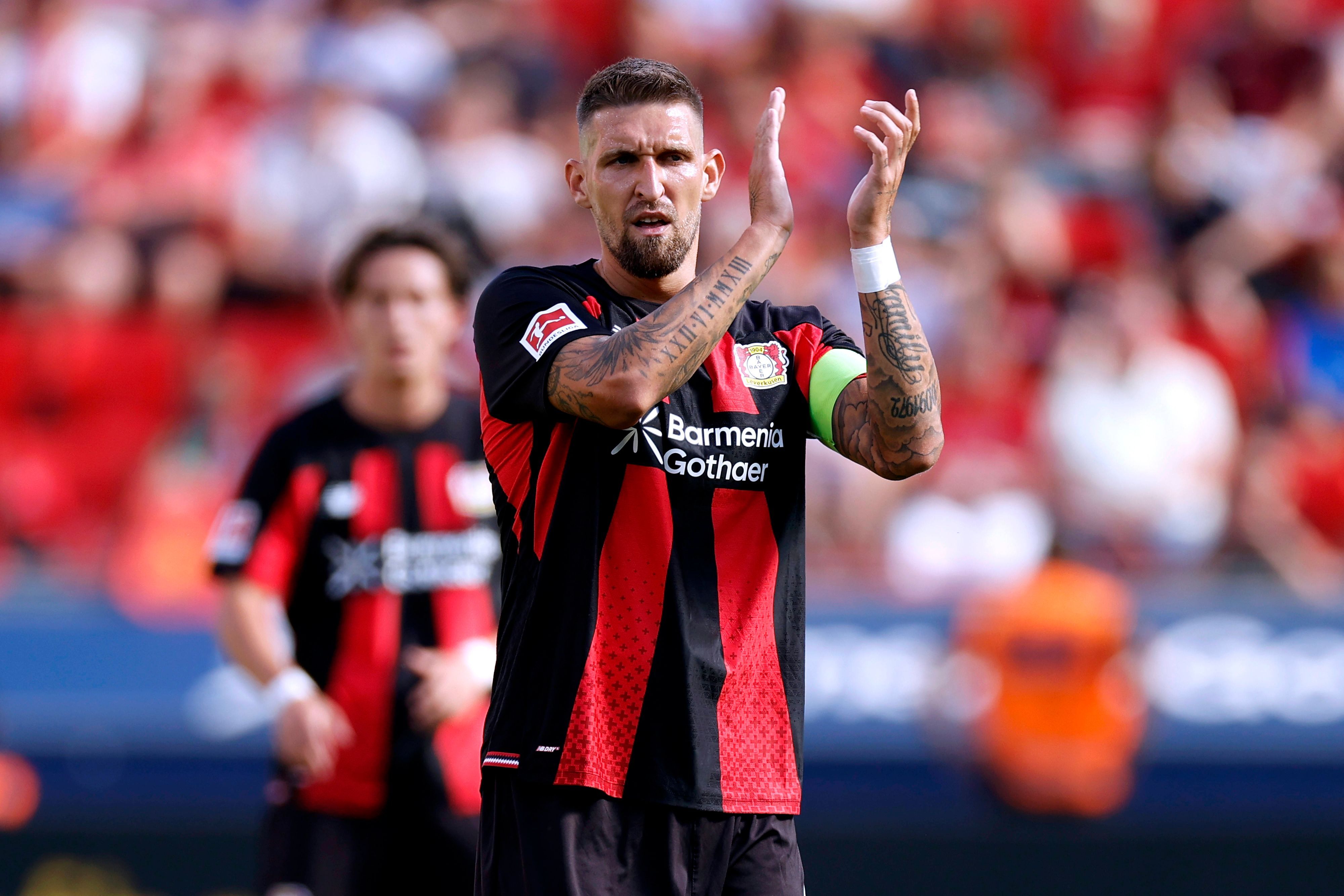 Beim Spiel von Bayer Leverkusen klatscht Robert Andrich in die Hände.
