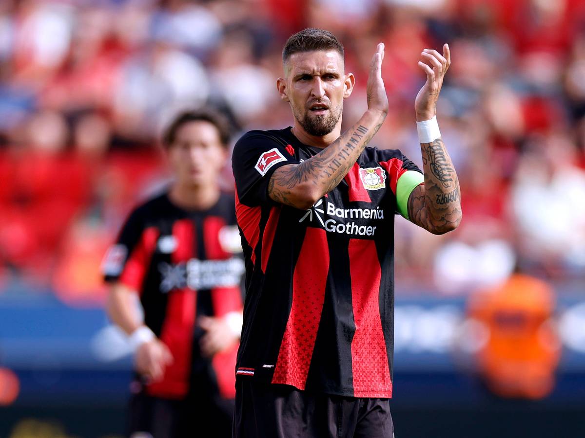 Beim Spiel von Bayer Leverkusen klatscht Robert Andrich in die Hände.