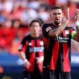 Beim Spiel von Bayer Leverkusen klatscht Robert Andrich in die Hände.