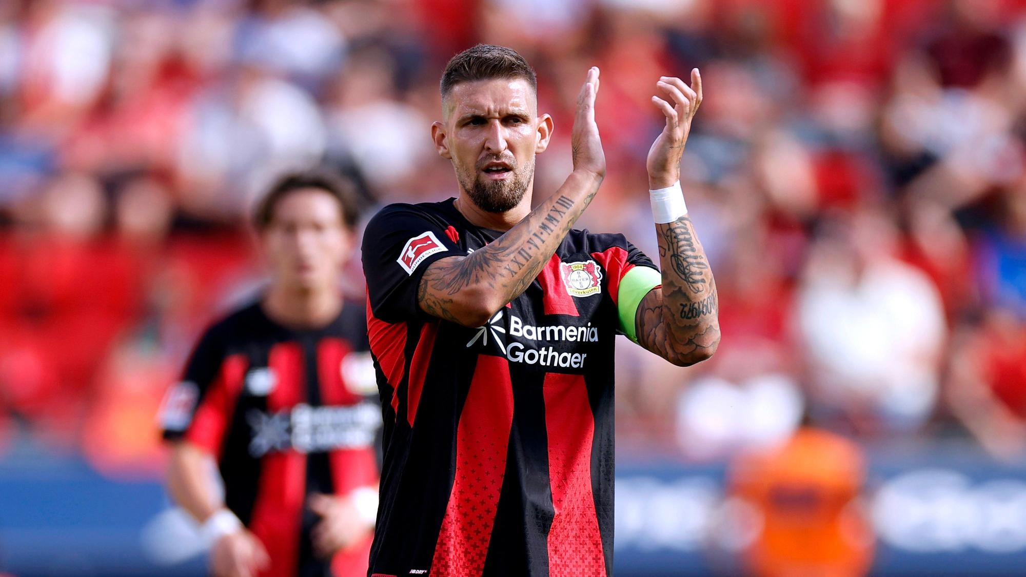 Beim Spiel von Bayer Leverkusen klatscht Robert Andrich in die Hände.