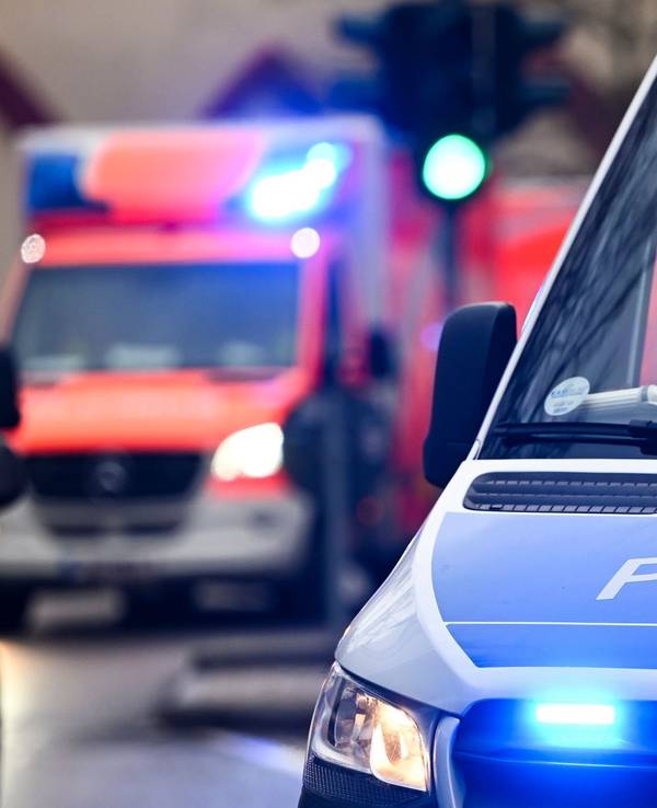 Das Bild zeigt einen Polizei- und einen Rettungswagen.