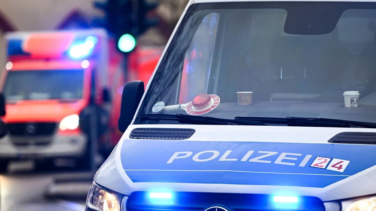 Das Bild zeigt einen Polizei- und einen Rettungswagen.