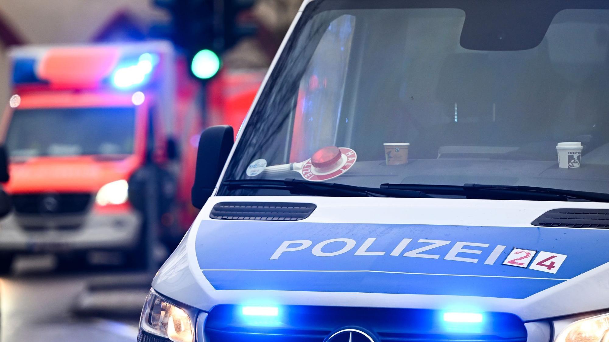 Das Bild zeigt einen Polizei- und einen Rettungswagen.