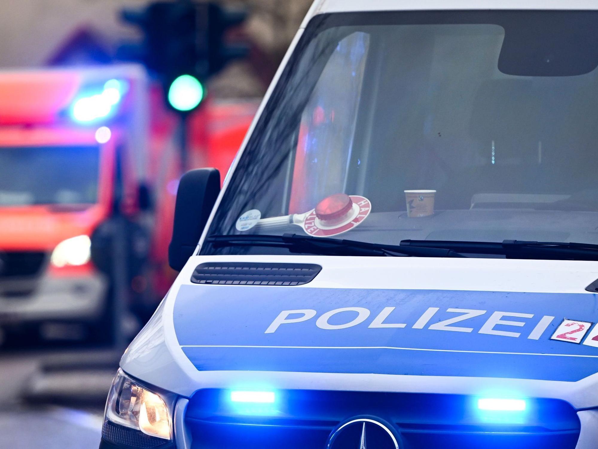 Einsatzwagen der Polizei und Rettungskräften (Symbolfoto).