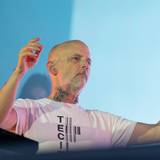 Musiker Moby performt auf der Bühne.