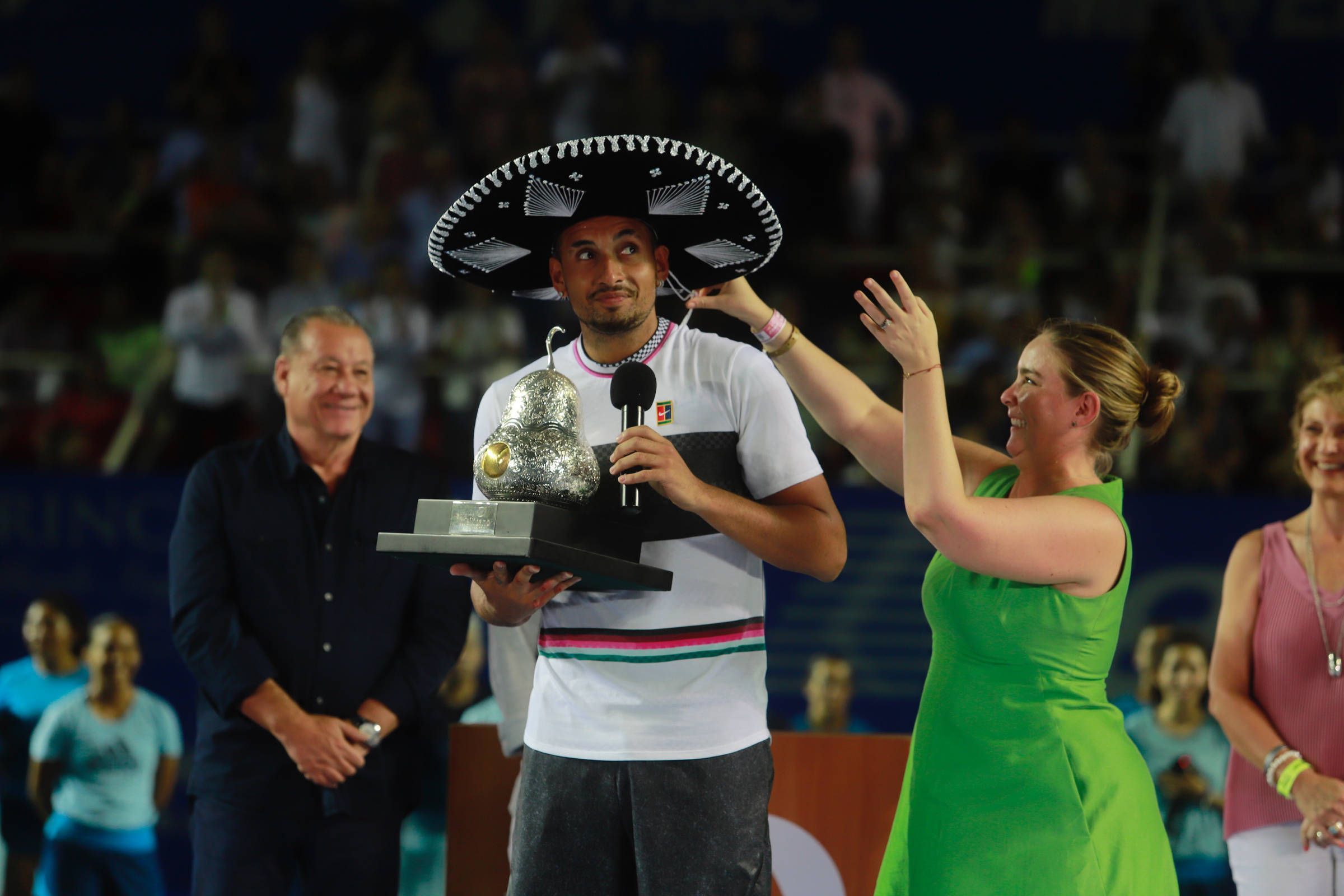 Nick Kyrgios nach seinem Turniersieg in Acapulco 2019 mit Sombrero und Trophäe.