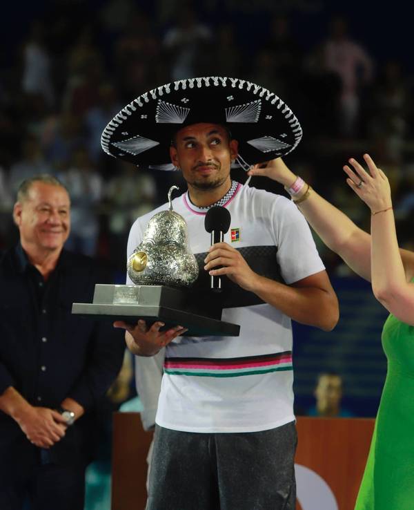 Nick Kyrgios nach seinem Turniersieg in Acapulco 2019 mit Sombrero und Trophäe.