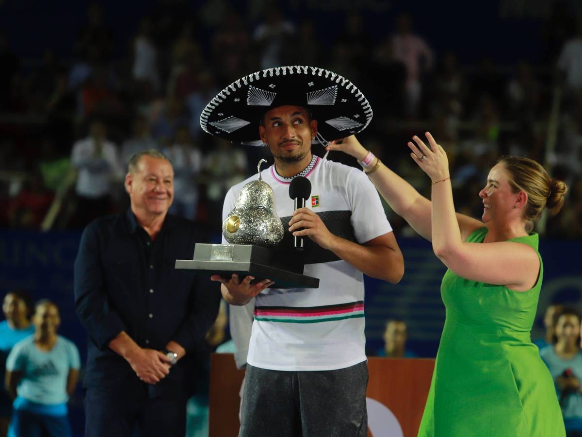 Nick Kyrgios nach seinem Turniersieg in Acapulco 2019 mit Sombrero und Trophäe.