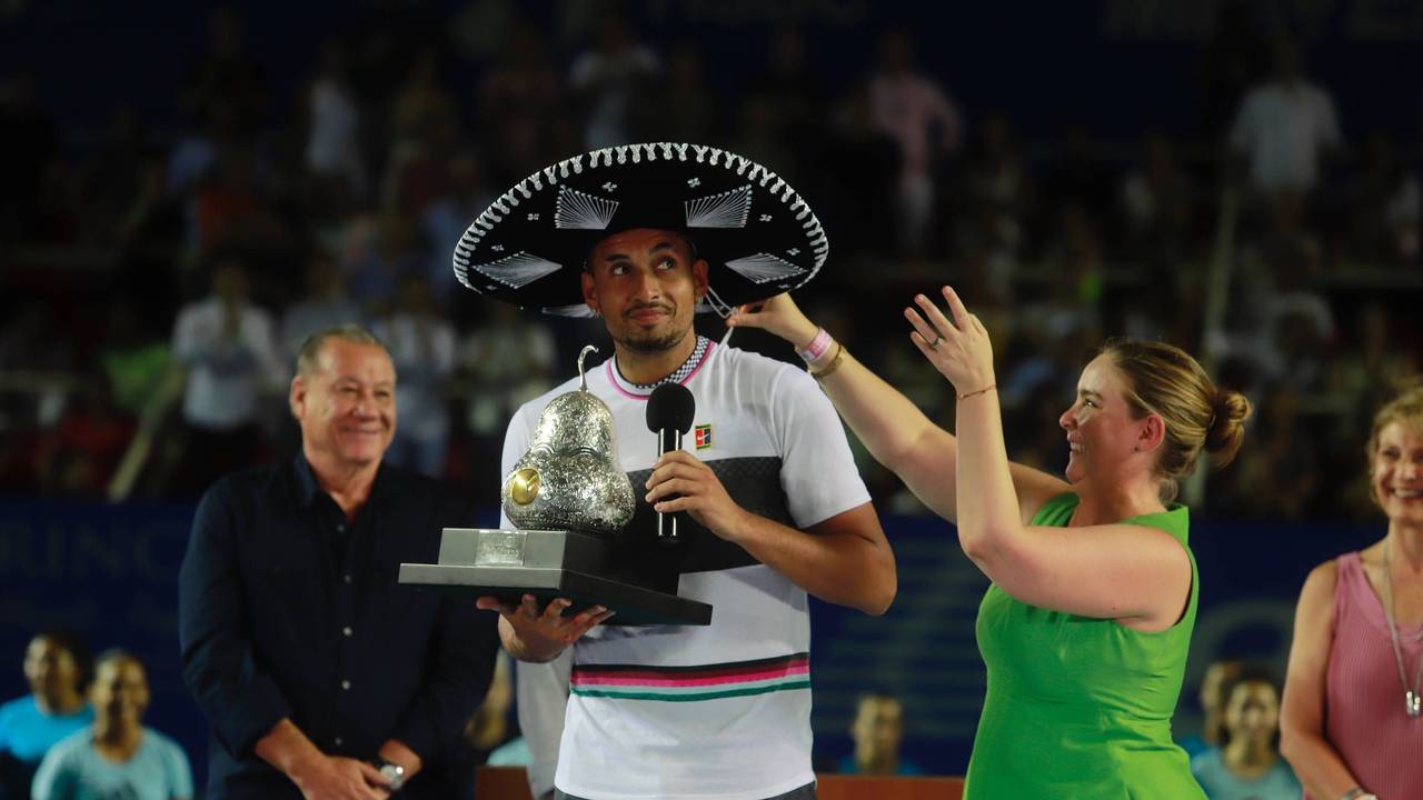 Nick Kyrgios nach seinem Turniersieg in Acapulco 2019 mit Sombrero und Trophäe.