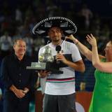 Nick Kyrgios nach seinem Turniersieg in Acapulco 2019 mit Sombrero und Trophäe.