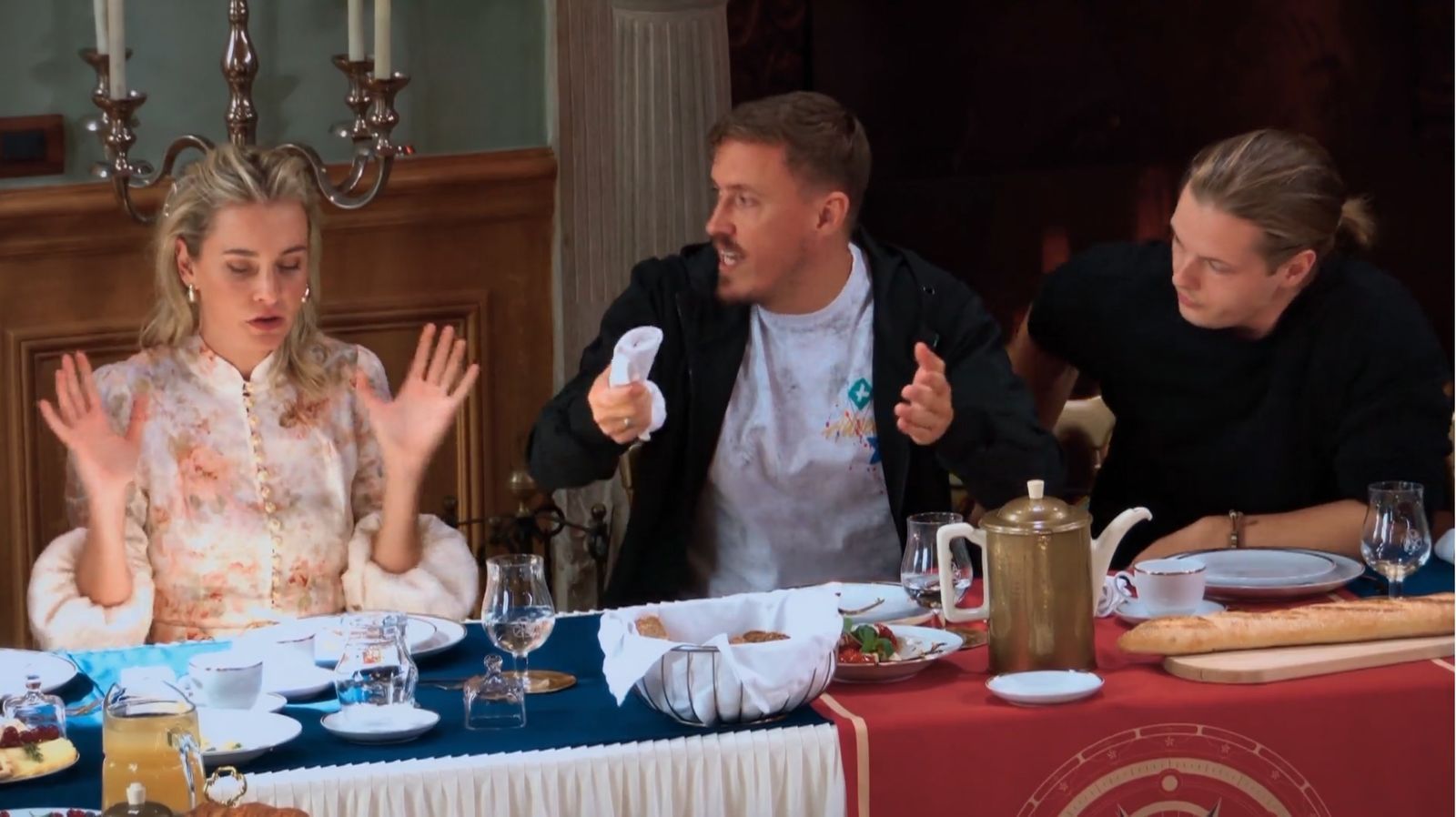 Die Nerven liegen blank. Schon beim Frühstück konfrontierte Nina Meise ihren Hauptverdächtigen Max kruse (Mitte): „Der Kopf der Verräter ist Max.“ (Bild: RTL)