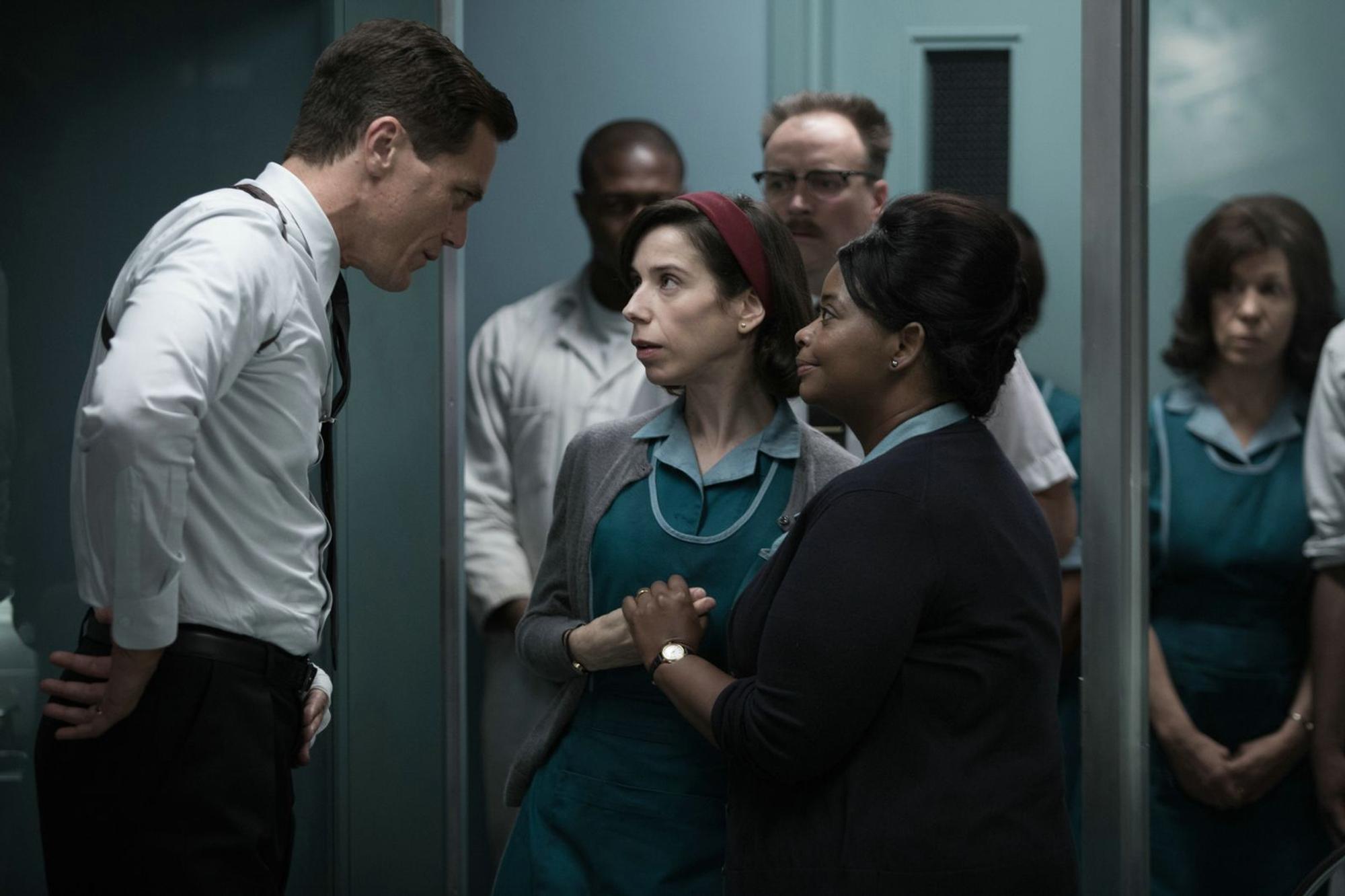 Der Sicherheitschef des Labors, Richard Strickland (Michael Shannon), nimmt sich die Putzfrauen Elisa (Sally Hawkins, Mitte) und Zelda (Octavia Spencer) zur Brust. (Bild: ProSieben / 2017 Twentieth Century Fox Film Corporation)