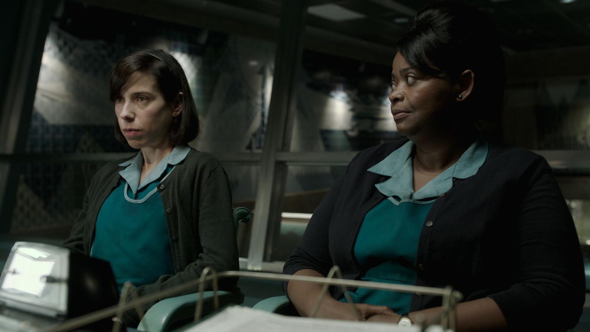 Ungleiches Duo: Kollegin Zelda (Octavia Spencer) spricht für die stumme Elisa (Sally Hawkins) gleich mit. (Bild: ProSieben / 2017 Twentieth Century Fox Film Corporation)