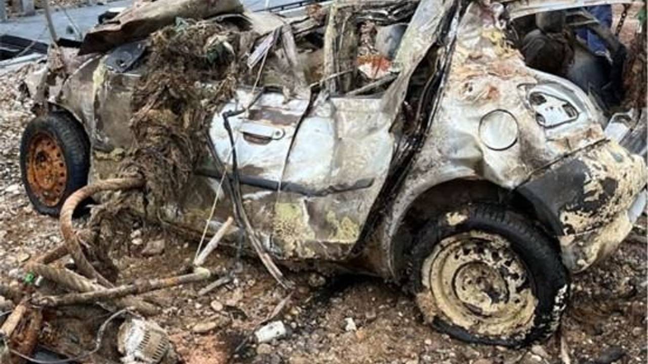 Autowracks im Rhein bei Niedrigwasser entdeckt.