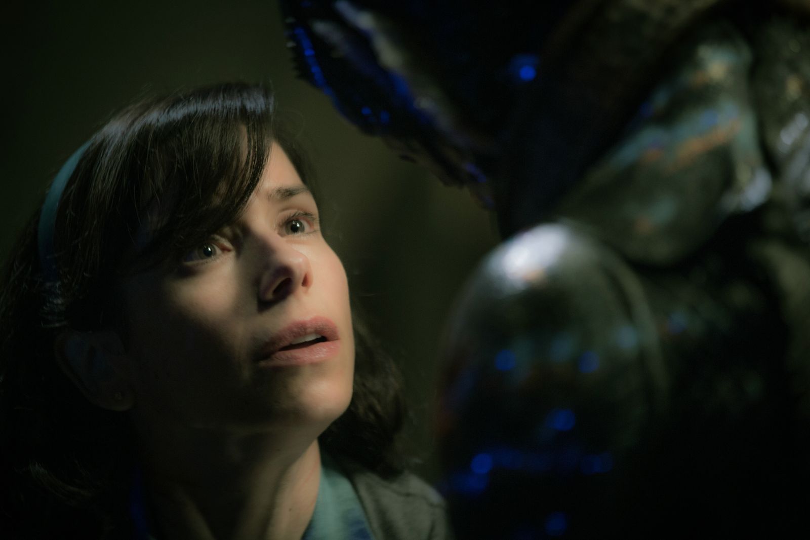 Die stumme Putzfrau Elisa (Sally Hawkins) nimmt Kontakt zu dem mysteriösen Wasserwesen auf. (Bild: ProSieben / 2017 Twentieth Century Fox Film Corporation)