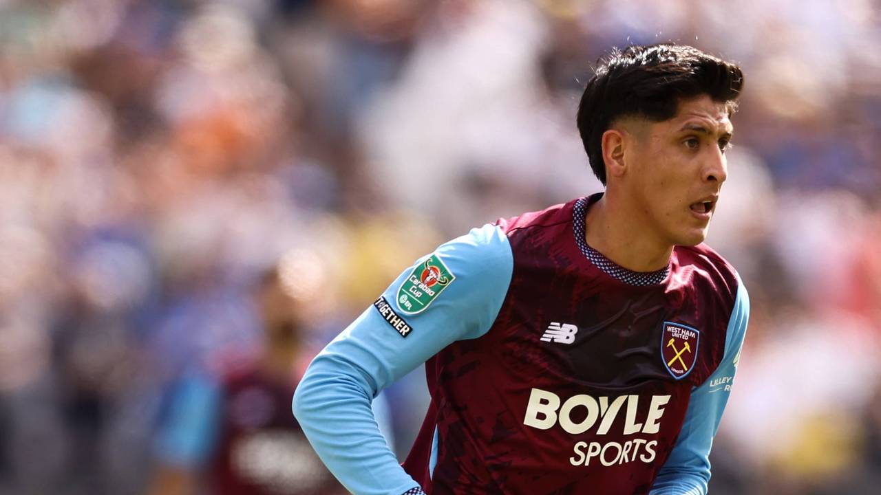 Edson Álvarez im Trikot von West Ham United.
