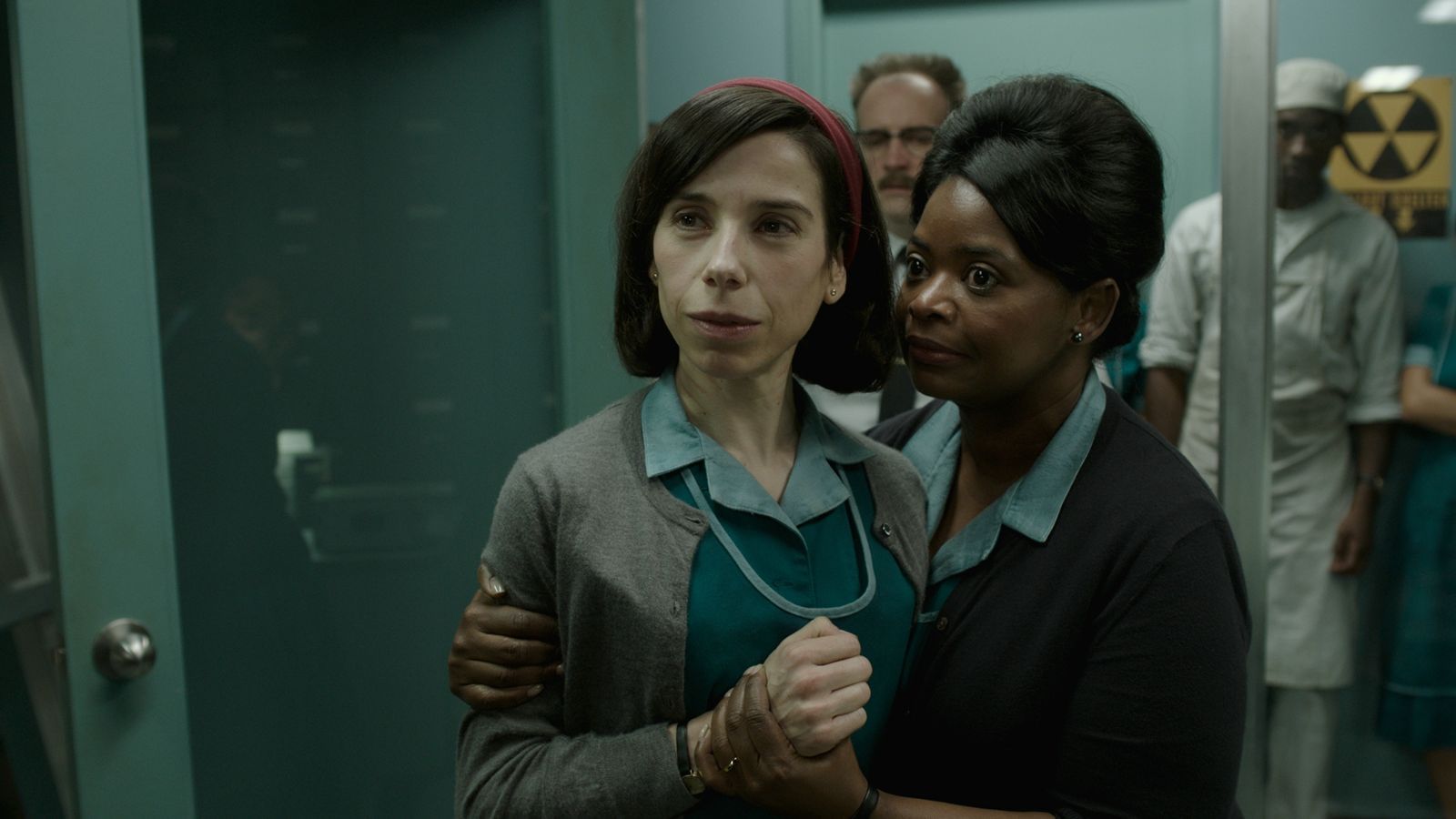 Die stumme Elisa (Sally Hawkins) und ihre redselige Kollegin Zelda (Octavia Spencer) gehen ihrer eintönigen Arbeit in der geheimen Forschungseinrichtung nach.  (Bild: ProSieben / 2017 Twentieth Century Fox Film Corporation)