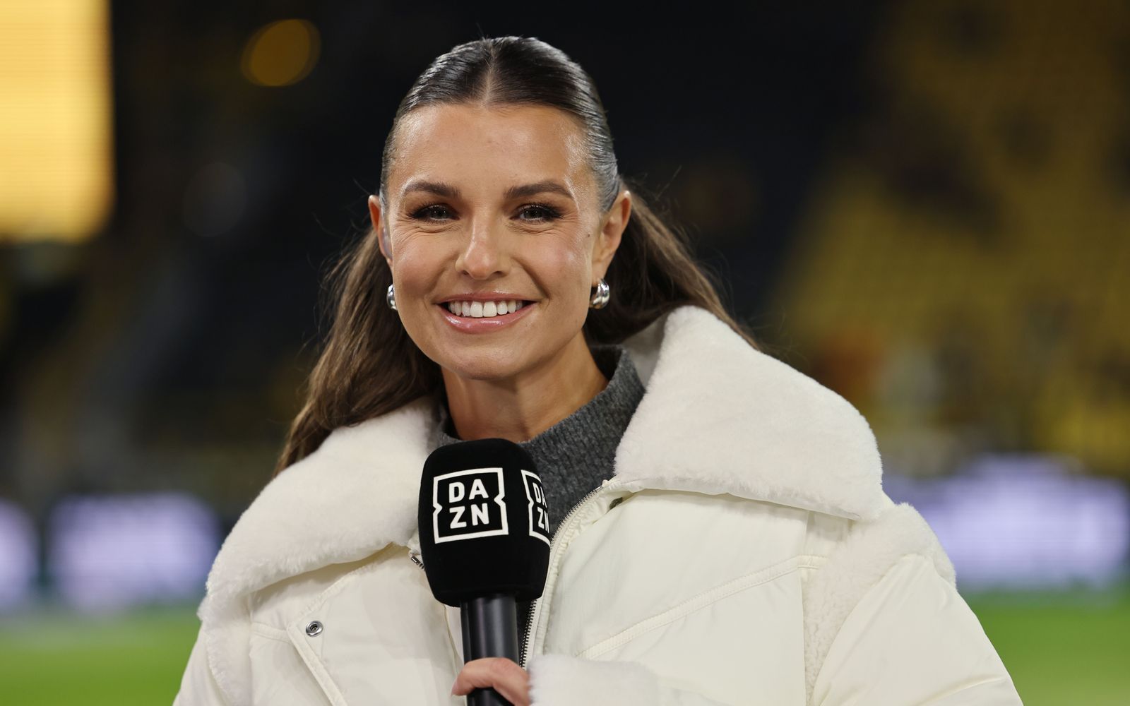 Auf (fast) allen Kanälen: Laura Wontorra moderiert Fußball für RTL und DAZN. In der bevorstehenden Bundesliga-Saison wird sie vor dem Hintergrund des Zusammenschlusses mit RTL gelegentlich auch bei Sky zu sehen sein. (Bild: 2026 Getty Images/Christof Koepsel)