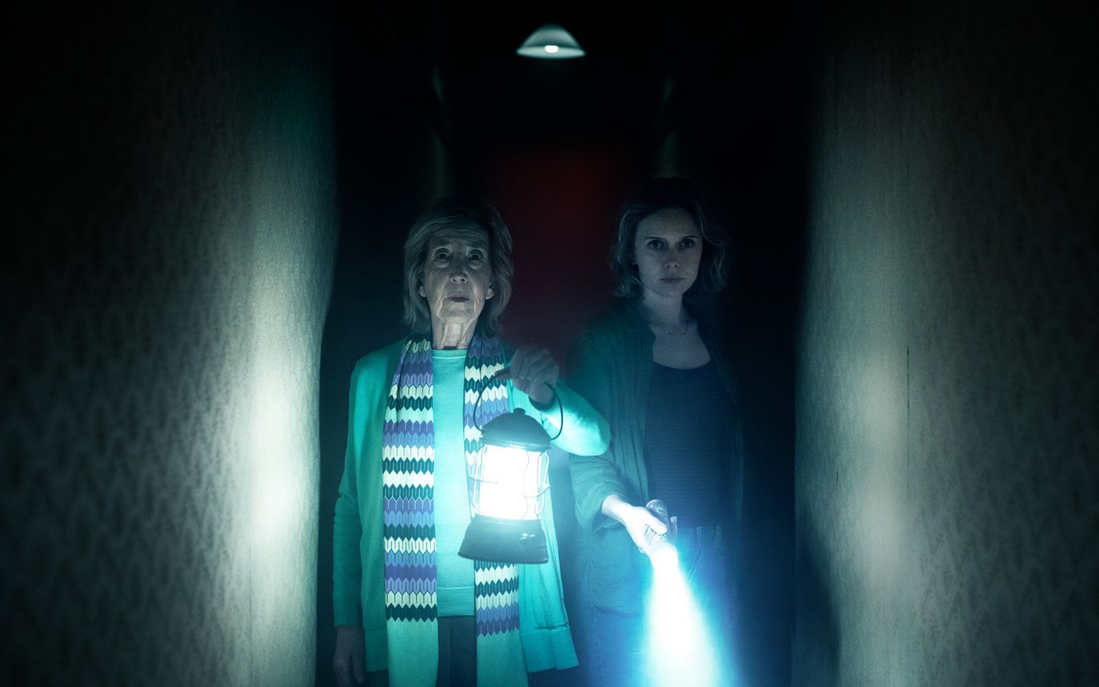 Neben Amelia Eve (rechts) gehört auch Lin Shaye zum Cast von „Insidious: Out of the Further“ - sie wirkte bereits 2010 im ersten Film der Reihe mit. (Bild: 2026 Sony Pictures Entertainment)