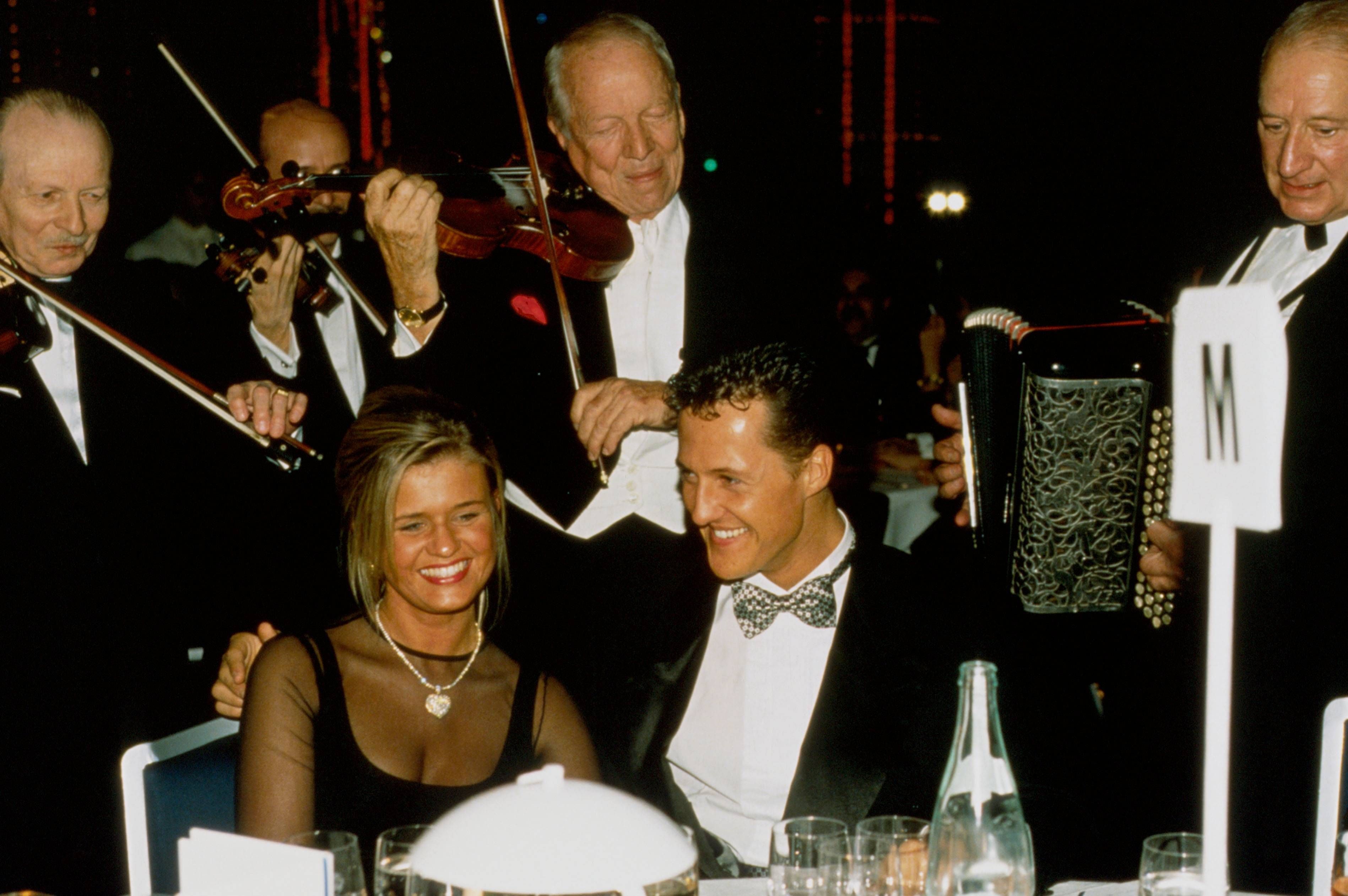 Michael Schumacher im Smoking mit seiner Ehefrau Corinna im Abendkleid bei einer Gala 1994.