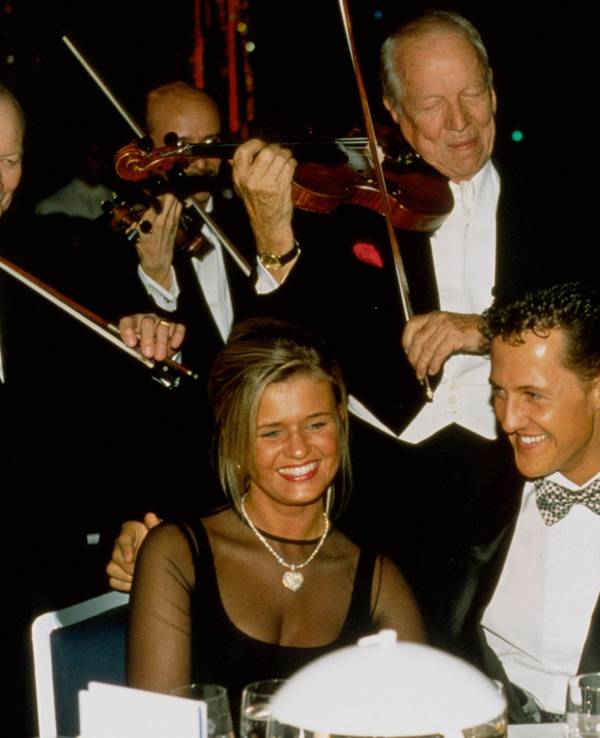 Michael Schumacher im Smoking mit seiner Ehefrau Corinna im Abendkleid bei einer Gala 1994.