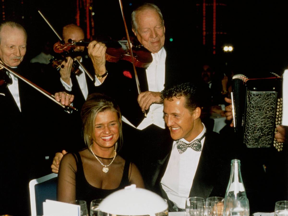 Michael Schumacher im Smoking mit seiner Ehefrau Corinna im Abendkleid bei einer Gala 1994.