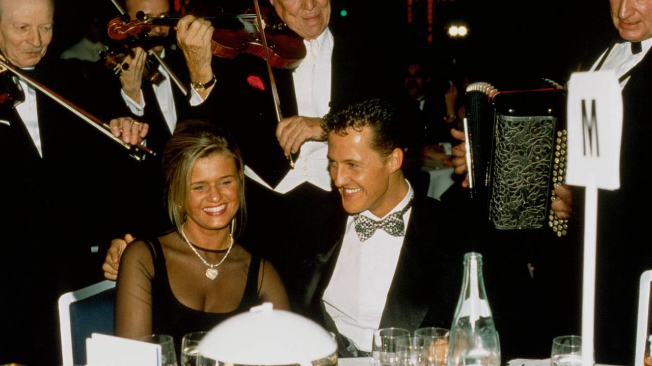 Michael Schumacher im Smoking mit seiner Ehefrau Corinna im Abendkleid bei einer Gala 1994.